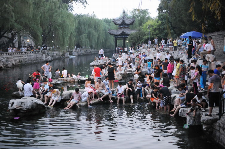 旅游不文明行为：济南护城河黑虎泉段沦为“泡脚池”