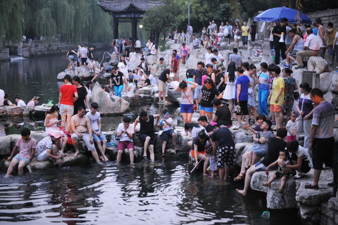 旅游不文明行为：济南护城河黑虎泉段沦为“泡脚池”